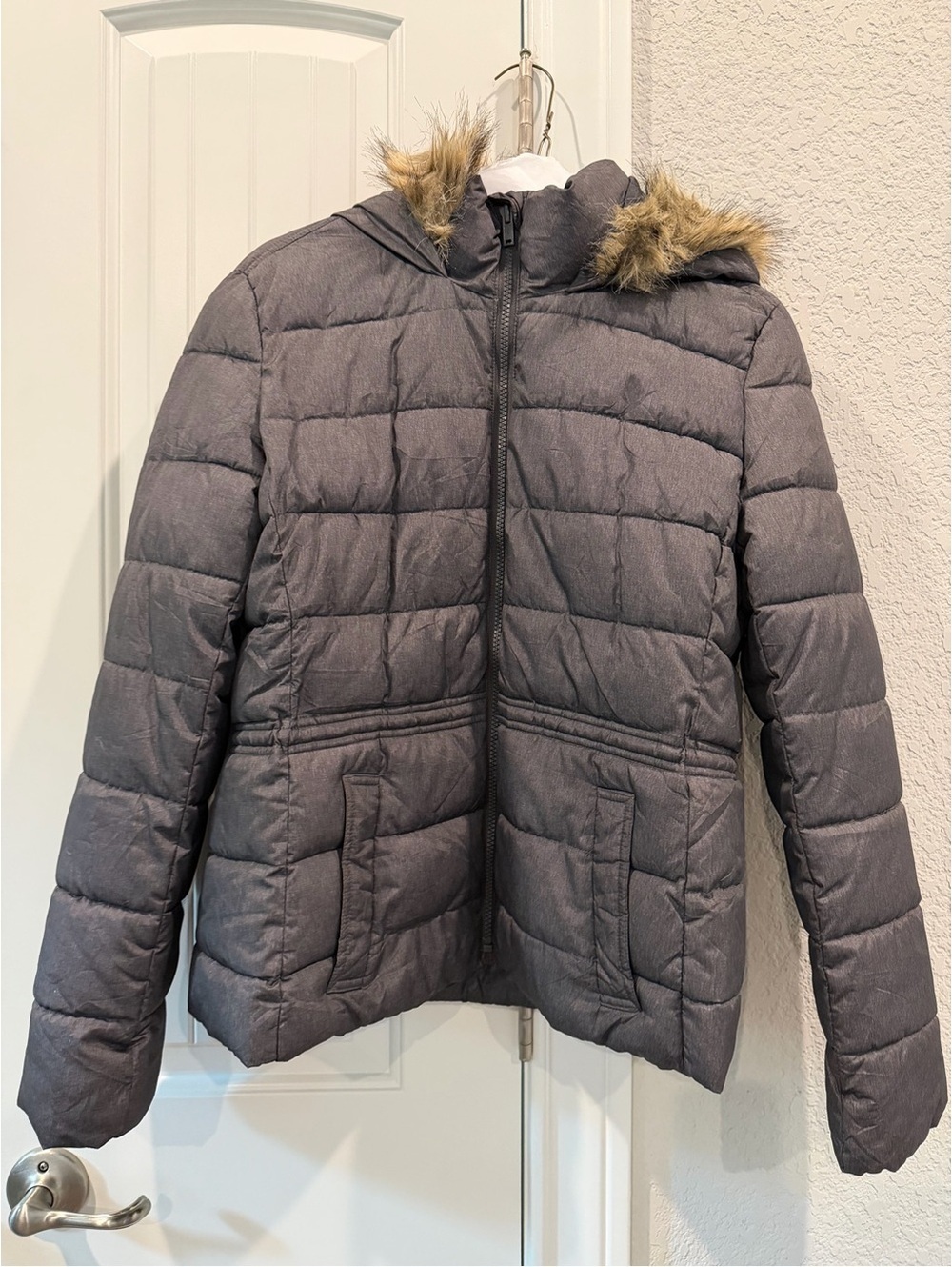 Gap Women's Gray Quilted Puffer Jacket with Faux Fur Hood, Size Medium